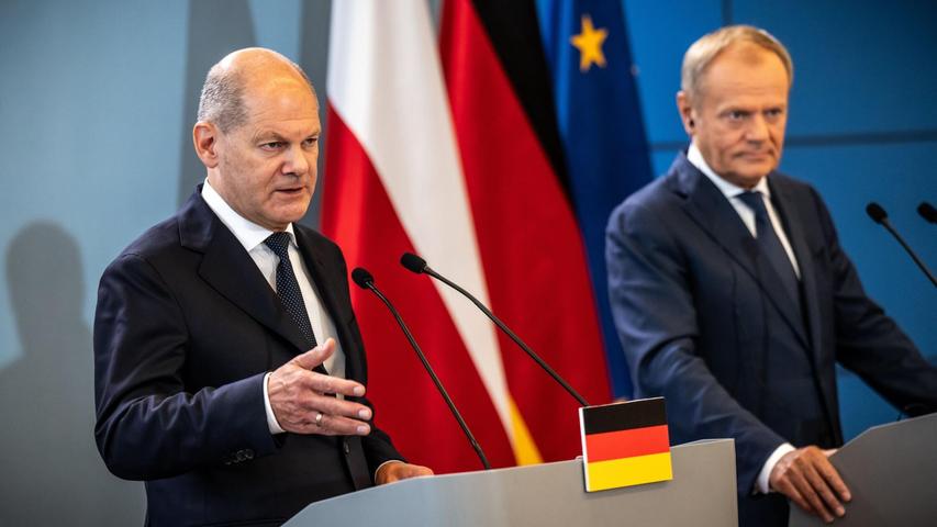 "Deutschland weiß um die Schwere seiner Schuld", sagt Kanzler Olaf Scholz (l) bei einer Pressekonferenz mit Donald Tusk.