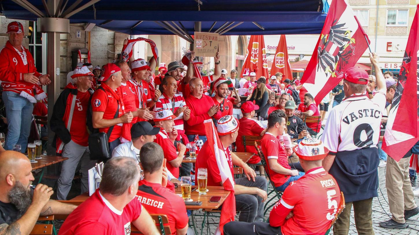 Bereits Stunden vor dem EM-Spiel: Österreichische und türkische Fans feiern in der Innenstadt von Leipzig.