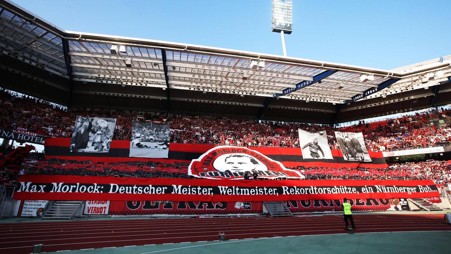 Die Fans in der Nordkurve Nürnberg wünschen sich das Max-Morlock-Stadion "für immer". Zumindest bis Ende 2026 bleibt der Stadionname erhalten.