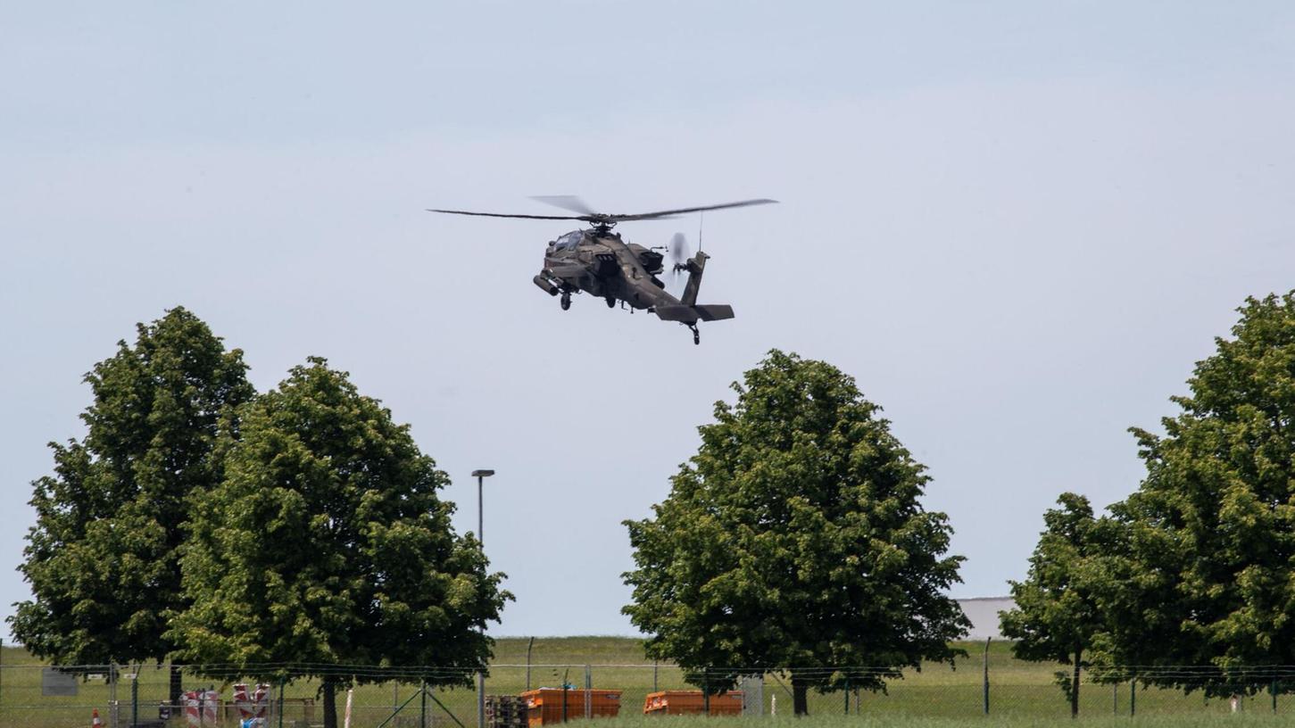 Ein Militär-Hubschrauber im Anflug auf den US-Militärflugplatz Katterbach.