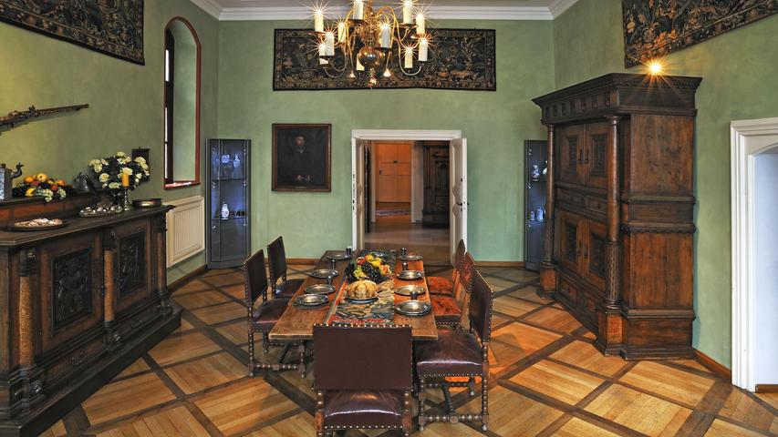 Das Speisezimmer mit Möbeln aus dem 16. Jahrhundert. 
