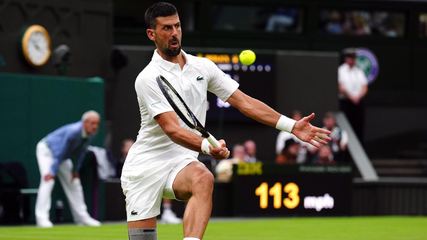 Nicht einmal einen Monat nach seiner Knie-Operation hat Novak Djokovic in Wimbledon seine Erstrundenpartie gewonnen.
