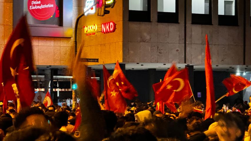 Tanzkreise, Hupkonzert und Pyro: 2500 türkische Fans feiern am Plärrer bis in die Nacht