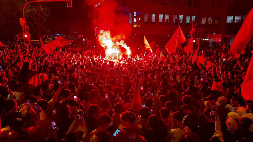 Nach Schätzungen der Polizei Mittelfranken versammelten sich rund 2500 Fans der türkischen Nationalmannschaft am Plärrer, um den Einzug ins EM-Viertelfinale zu feiern.