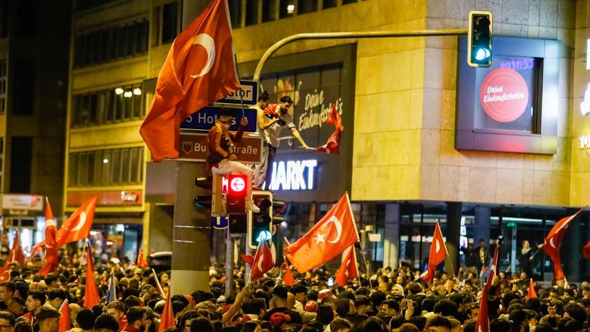 Tanzkreise, Hupkonzert und Pyro: 2500 türkische Fans feiern am Plärrer bis in die Nacht
