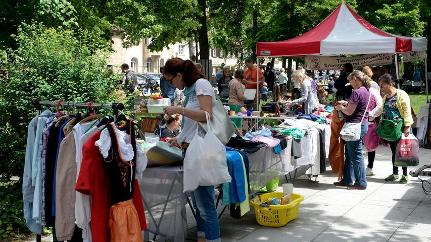 Der Name ist Programm: Seit Jahrzehnten ist der Flohmarkt am Bohlenplatz am 1. Samstag im Monat von 8  bis 16 Uhr eine Attraktion, die viele Besucher anlockt.