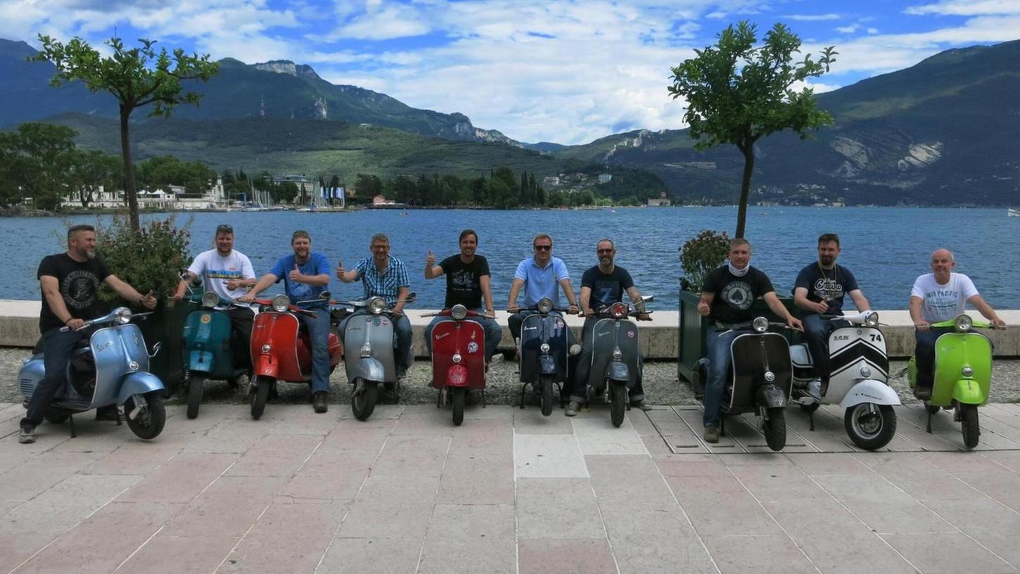 Zehn Freunde aus Franken erfüllen sich einen Traum: Mit ihren historischen Vespas fahren sie auch Nürnberg und Schwabach bis ans Ufer des Gardasees. Zehn Freunde aus Franken erfüllen sich einen Traum: Mit ihren historischen Vespas fahren sie auch Nürnberg und Schwabach bis ans Ufer des Gardasees.
