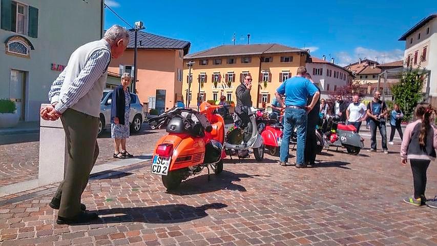 In Fondo, gleich hinter Südtirol, stehen sie plötzlich mitten auf einer echten italienischen Piazza. In Fondo, gleich hinter Südtirol, stehen sie plötzlich mitten auf einer echten italienischen Piazza.