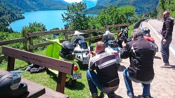 Ein erster See auf dem Weg zum großen, legendären Gardasee Ein erster See auf dem Weg zum großen, legendären Gardasee