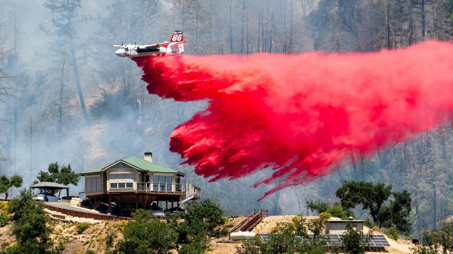 Einsatzkräfte bekämpfen die Waldbrände auch aus der Luft.
