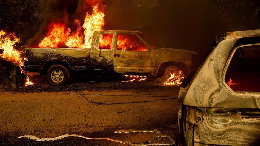 Brennende Fahrzeuge während des Thompson-Feuers