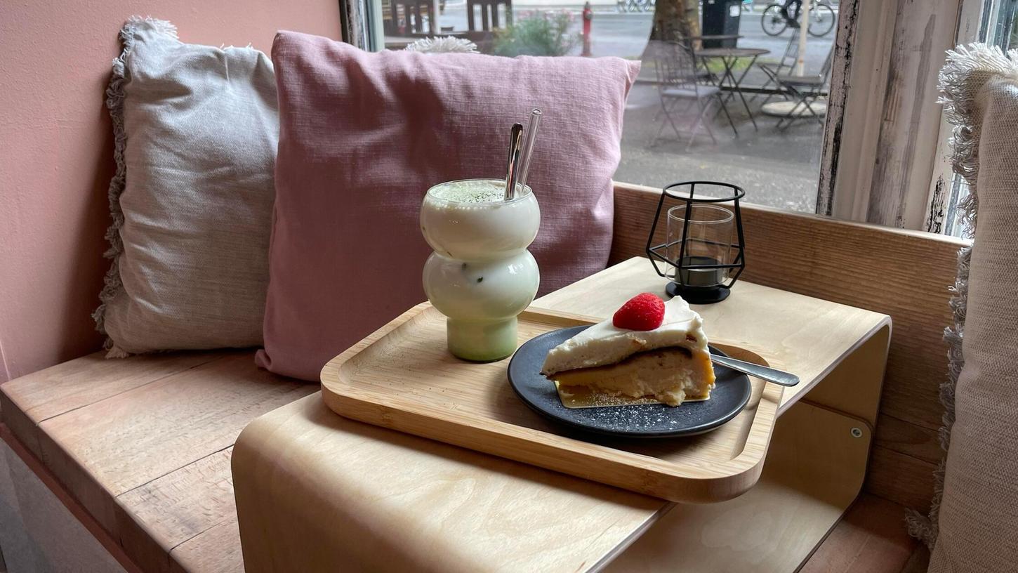 Basque Cheesecake mit Matcha Latte in einer der kuscheligen Ecken des Cafés am Augustinerhof.