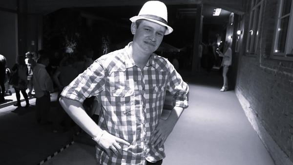 Mehrere Jahre hat Falko Ochsenknecht zur "Berlin - Tag und Nacht"-Familie gehört und spielte dort Ole Peters, auch "Ole ohne Kohle" genannt. Anfang Juli ist der Schauspieler und Musiker im Alter von nur 39 Jahren gestorben. Seine Freundin Perle schrieb auf TikTok: "Leider ist unser liebster Seelenmensch plötzlich von uns gegangen". Neben seiner Rolle als Ole, stand Ochsenknecht mit Ballermann-Hits auf der Bühne.