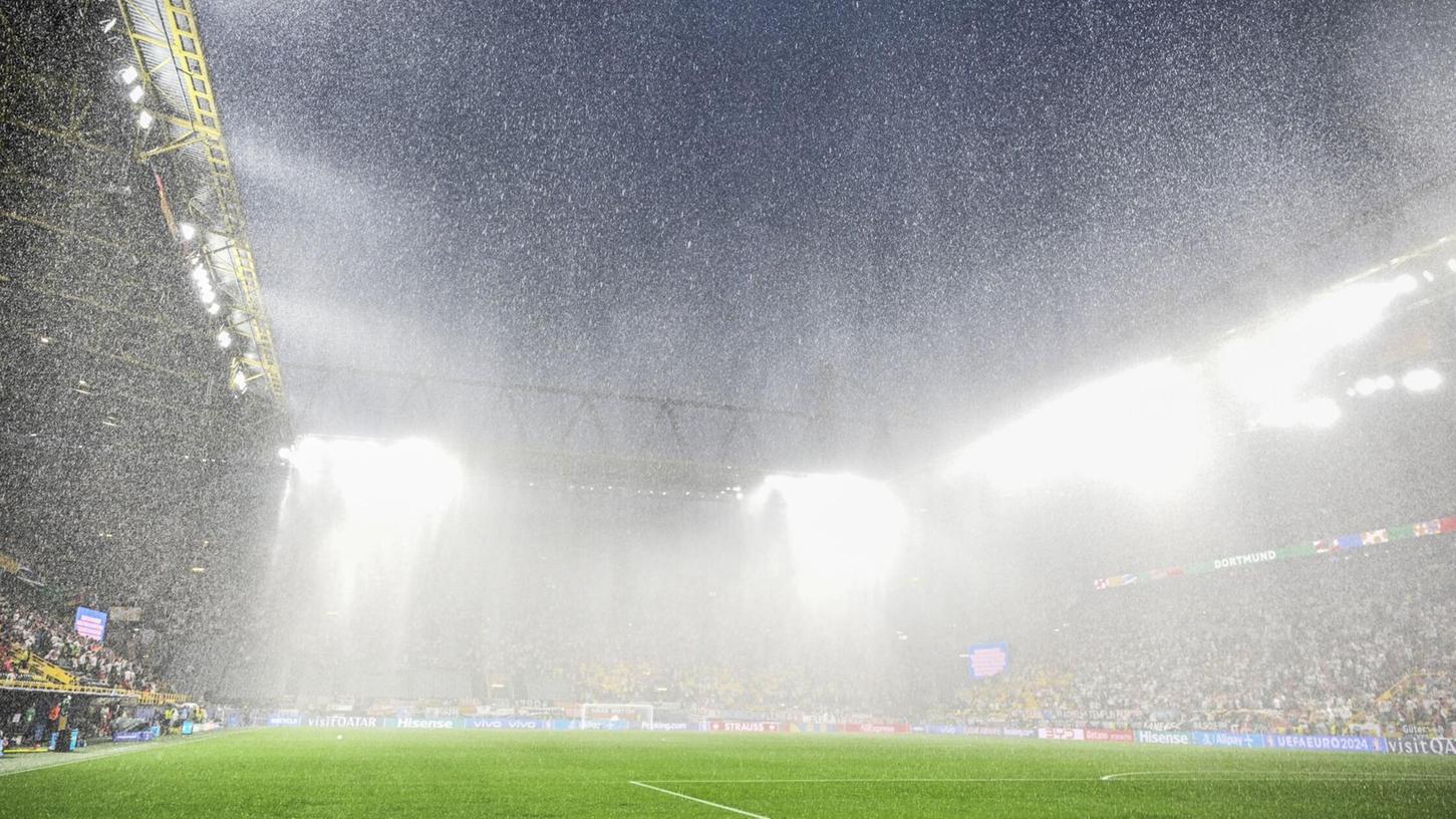 In der Summe hat es in den vergangenen zwölf Monaten rekordmäßig viel geregnet. Auch beim EM-Fußballspiel Deutschland gegen Dänemark hat es zeitweise geschüttet wie aus Eimern.