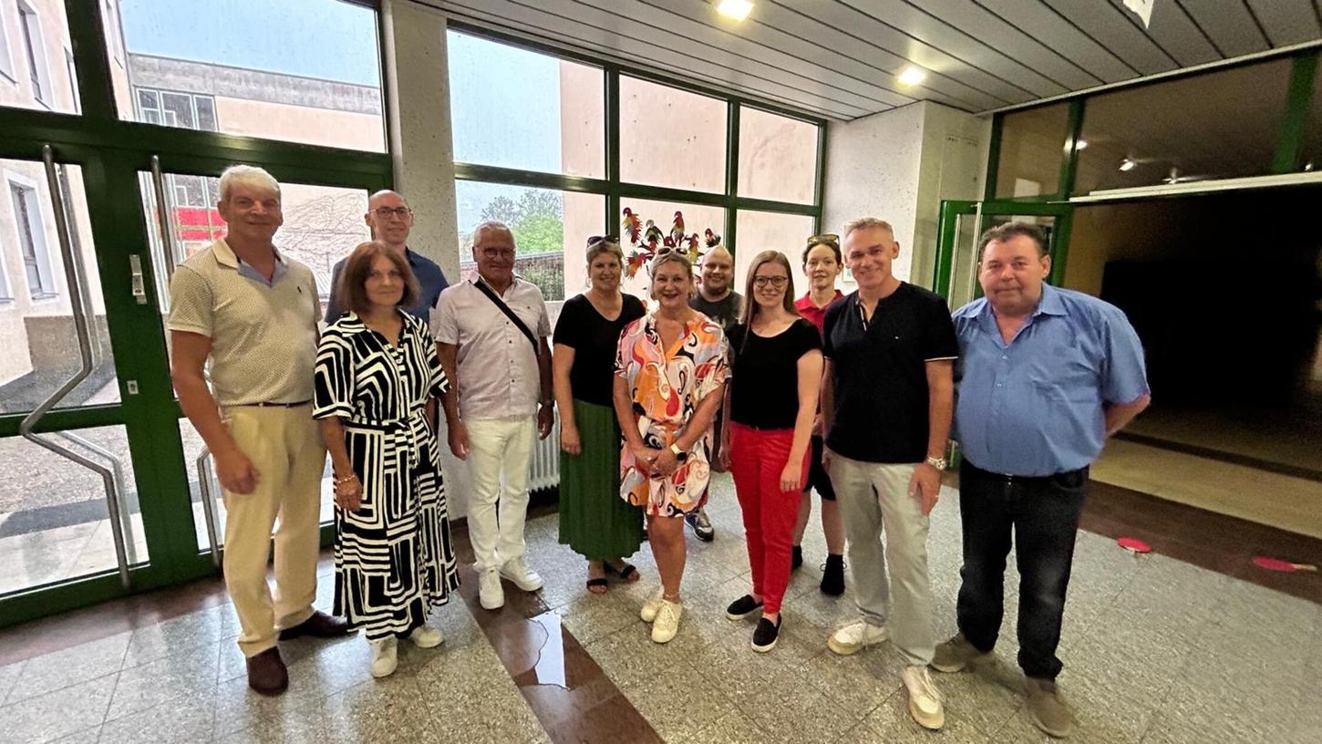 Von links: Kreisrat Michael Rischke, Brigitte Bradl, Dr. Edmund Goß, 2. Bürgermeister Norbert Gradl, Konrektorin Sandra Weber, Rektorin Stefanie Lutye -Küst, Robert Klima, MdL Nicole Bäumler, Anna-Lena Schertl, Peter Danninger, Günter Sertl Von links: Kreisrat Michael Rischke, Brigitte Bradl, Dr. Edmund Goß, 2. Bürgermeister Norbert Gradl, Konrektorin Sandra Weber, Rektorin Stefanie Lutye -Küst, Robert Klima, MdL Nicole Bäumler, Anna-Lena Schertl, Peter Danninger, Günter Sertl