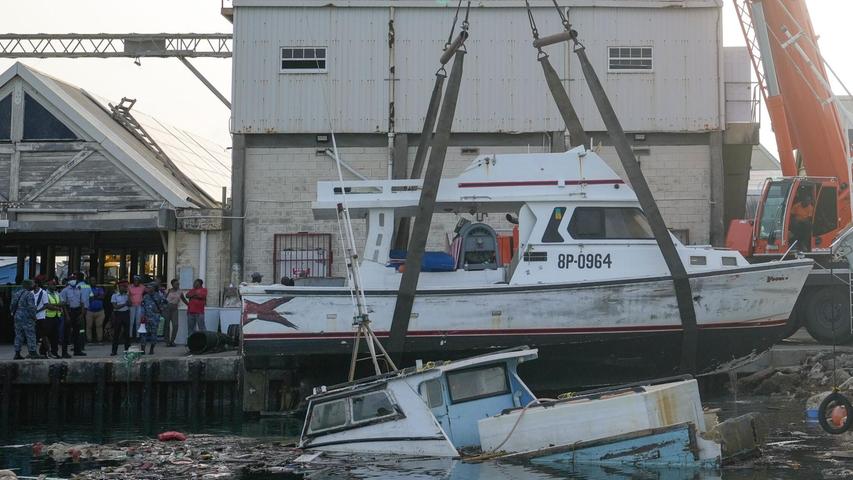 Nach dem Hurrikan "Beryl" gilt es auch im Hafen von Bridgetown, die Schäden zu beseitigen.