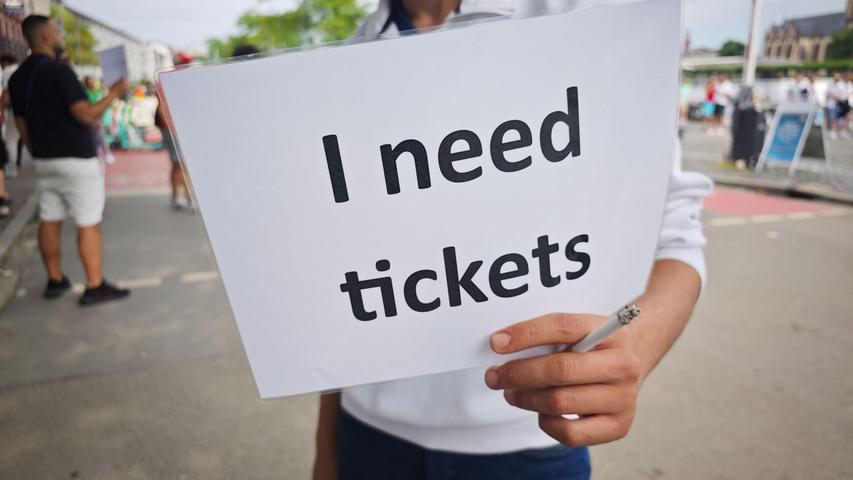 Längst nicht alle Ticketwünsche haben sich erfüllt, entsprechend suchen Fans noch Möglichkeiten, doch in die Arenen zu kommen.