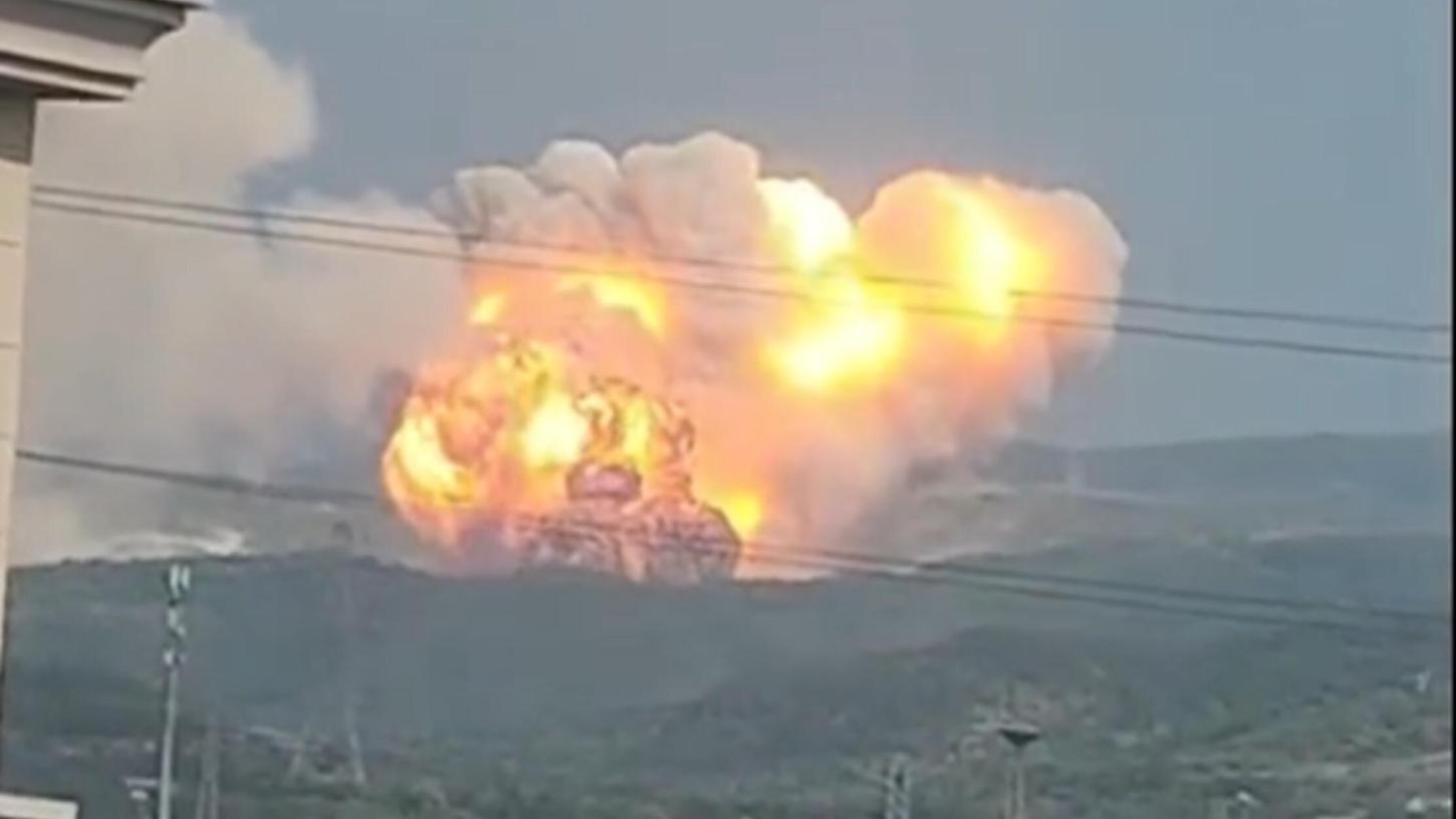 Aufnahmen von Anwohner einer nahegelegenen Stadt zeigen die spektakuläre Explosion in den anliegenden Bergen.