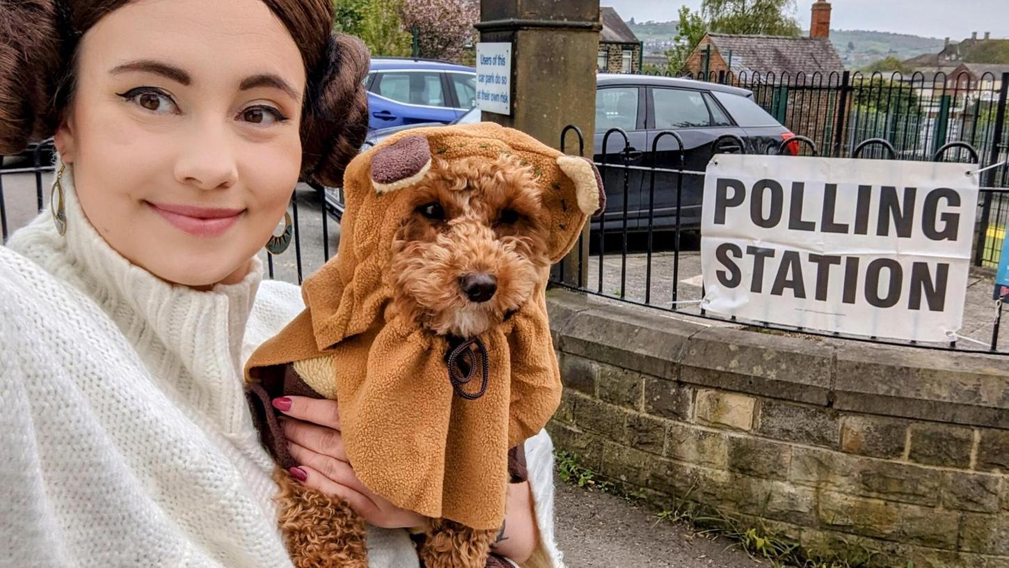 Wahlgang mit Humor: Hier eine britische Wählerin im Star-Wars-Kostüm mit ihrer flauschigen Unterstützung.