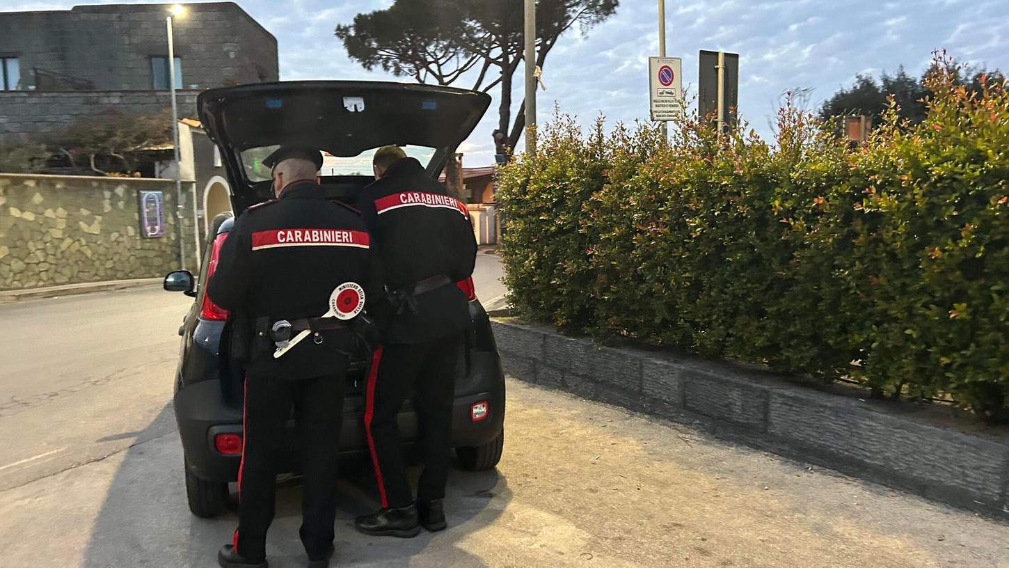 Zwei Beamte der italienischen Carabinieri an ihrem Auto. Bei einem Einsatz in Pannarano machten sie einen erschreckenden Fund.