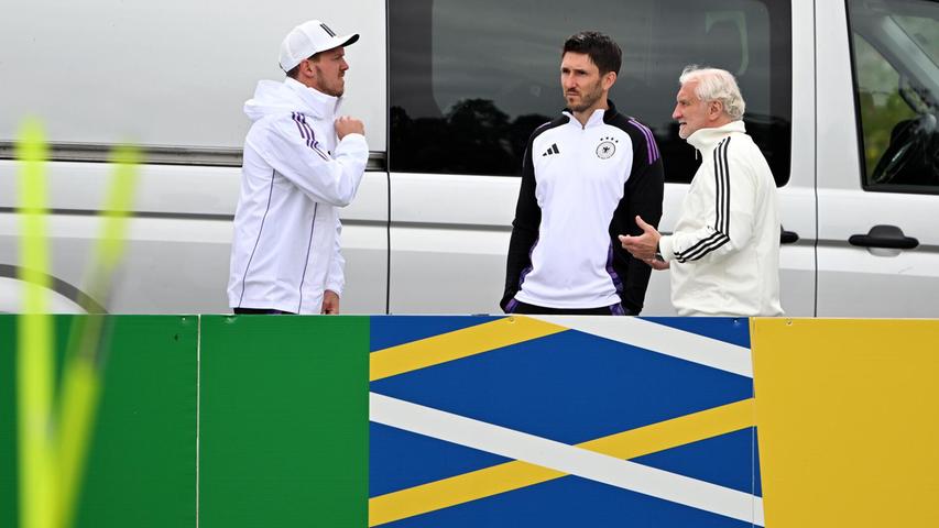 Nagelsmann (l-r), Co-Trainer Benjamin Glück und Rudi Völler, DFB Direktor Nationalmannschaft, schauen genau hin.