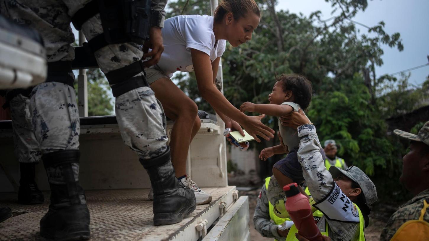 Vorbereitung auf die Ankunft des Hurrikans "Beryl": Menschen werden von der Nationalgarde in eine Notunterkunft gebracht.