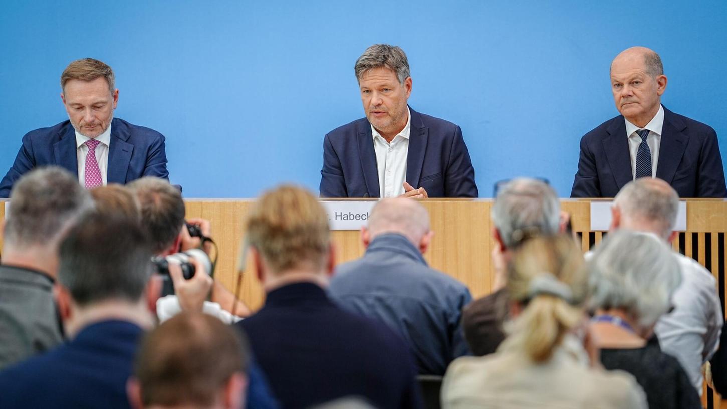 Bundesfinanzminister Christian Lindner, Bundeswirtschaftsminister Robert Habeck und Bundeskanzler Olaf Scholz beantworten vor der Presse in Berlin Fragen zu ihrer politischen Einigung zum Haushalt für 2025.