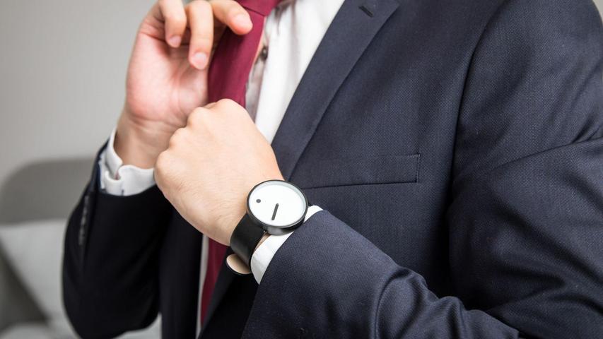 Nicht alle Uhren stellen sich automatisch um. Dazu gehören analoge Armbanduhren.