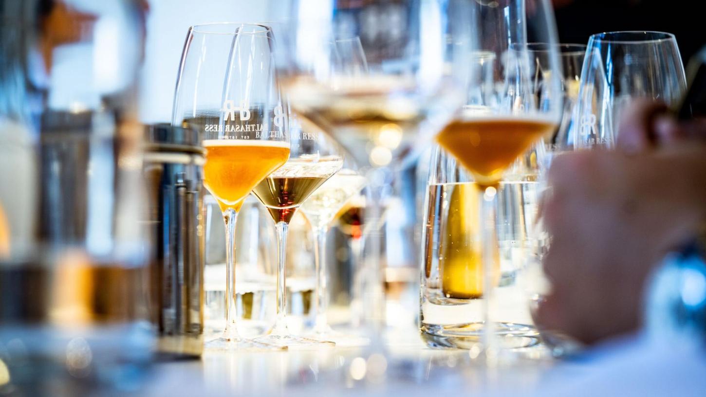 Gerade bei geselligen Anlässen ist ein Glas Wein oder Bier üblich - mit Folgen für die Gesundheit. Gerade bei geselligen Anlässen ist ein Glas Wein oder Bier üblich - mit Folgen für die Gesundheit.