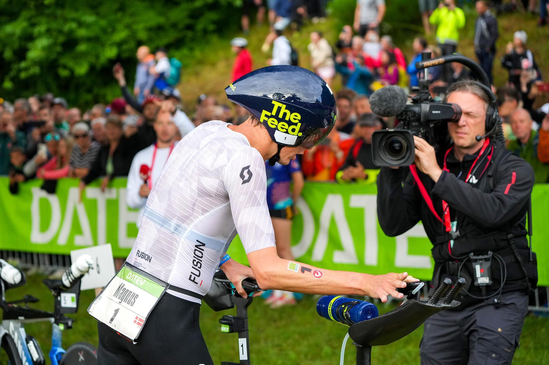 Es ist Race-Day, der Challenge Roth 2024 ist im vollen Gange. Die Schwimmstrecke ist bereits geschafft, derzeit sind die Triathletinnen und Triathleten auf der Radstrecke kurz vor dem Solarer Berg. Das sind die Bilder von der Schwimmstrecke und der ersten Wechselzone.