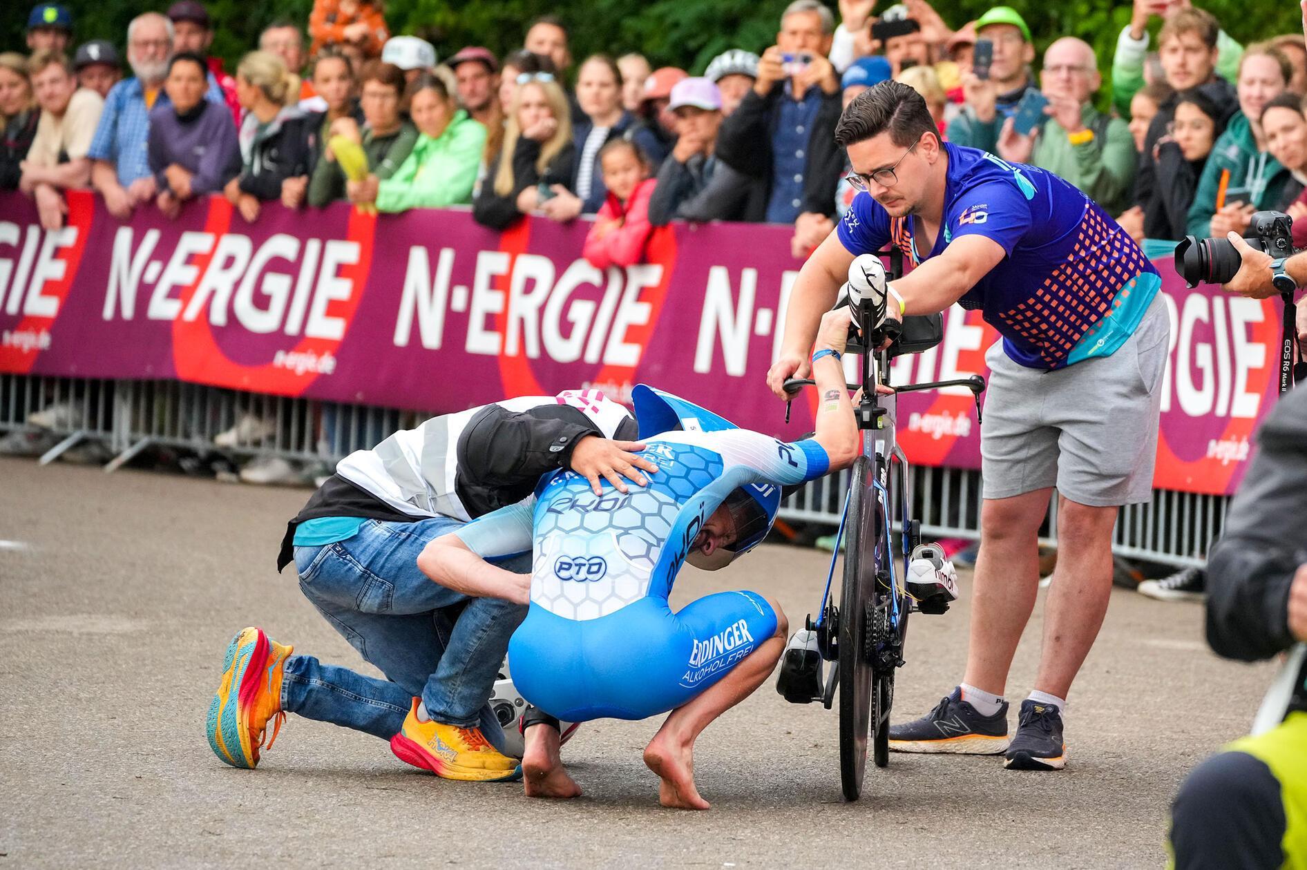 Es ist Race-Day, der Challenge Roth 2024 ist im vollen Gange. Die Schwimmstrecke ist bereits geschafft, derzeit sind die Triathletinnen und Triathleten auf der Radstrecke kurz vor dem Solarer Berg. Das sind die Bilder von der Schwimmstrecke und der ersten Wechselzone.