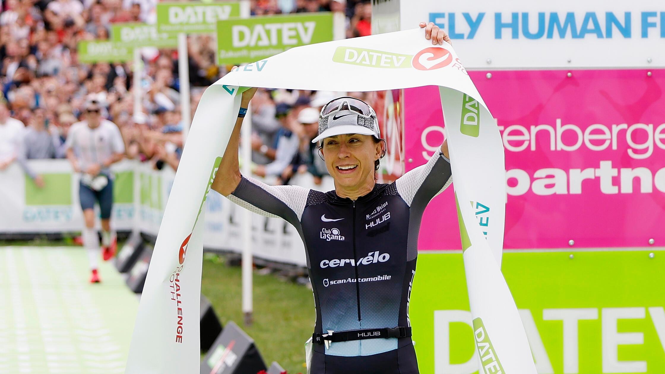 Anne Haug, Triathletin aus Deutschland, kommt als Siegerin mit Weltbestzeit ins Ziel.