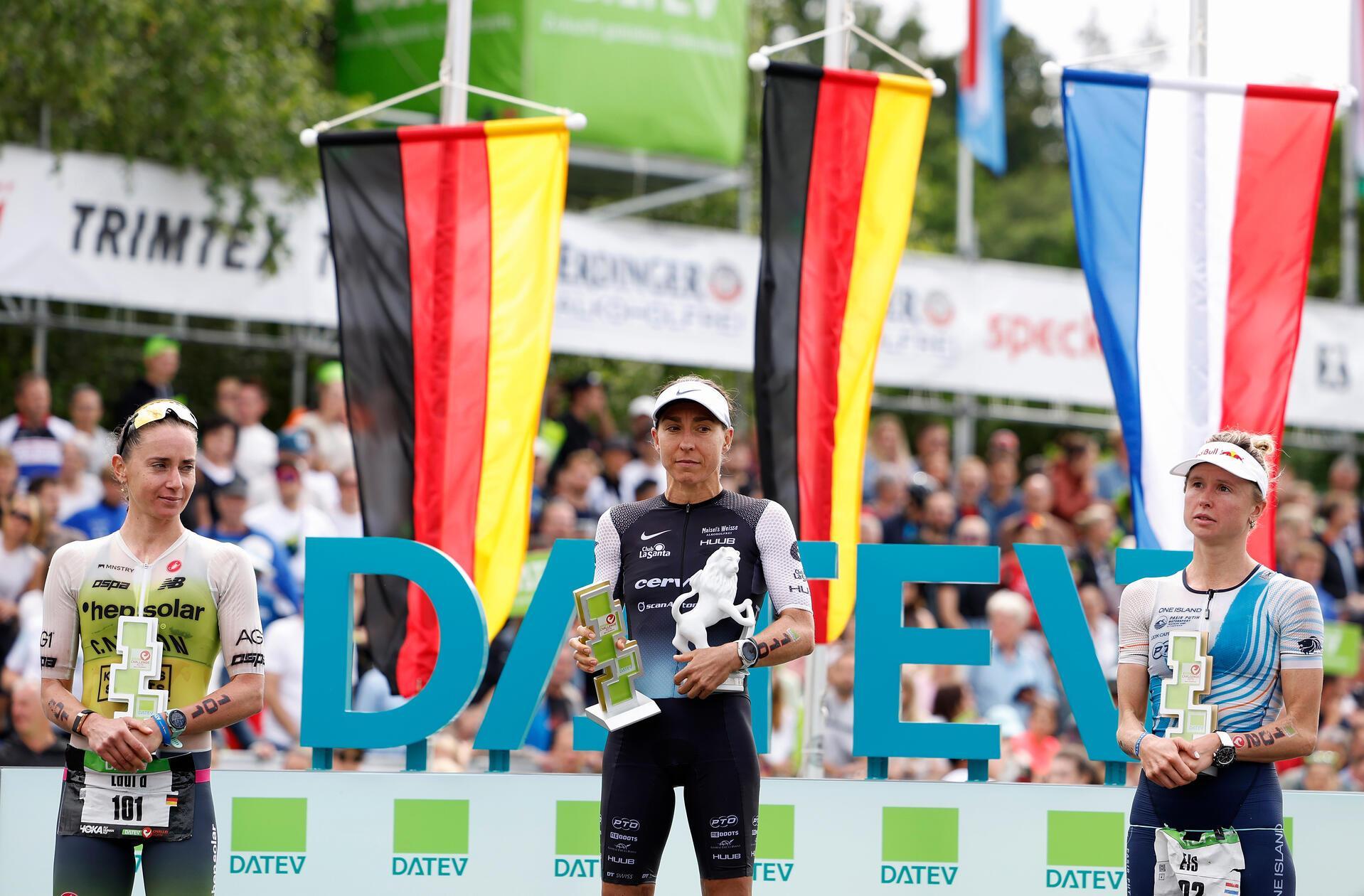 Bayern, Roth: Triathlon: Challenge Roth. Siegerehrung der Frauen: Zweitplatzierte Laura Philipp (Deutschland), die Siegerin Anne Haug (Deutschland) und die Drittplatzierte Els Visser (Niederlande)