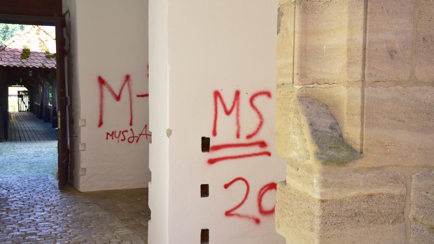 Unter anderem in der Kaiserburg tobten sich die Unbekannten aus – mit roter Farbe hinterließen sie mehrere Schriftzüge. Unter anderem in der Kaiserburg tobten sich die Unbekannten aus – mit roter Farbe hinterließen sie mehrere Schriftzüge.