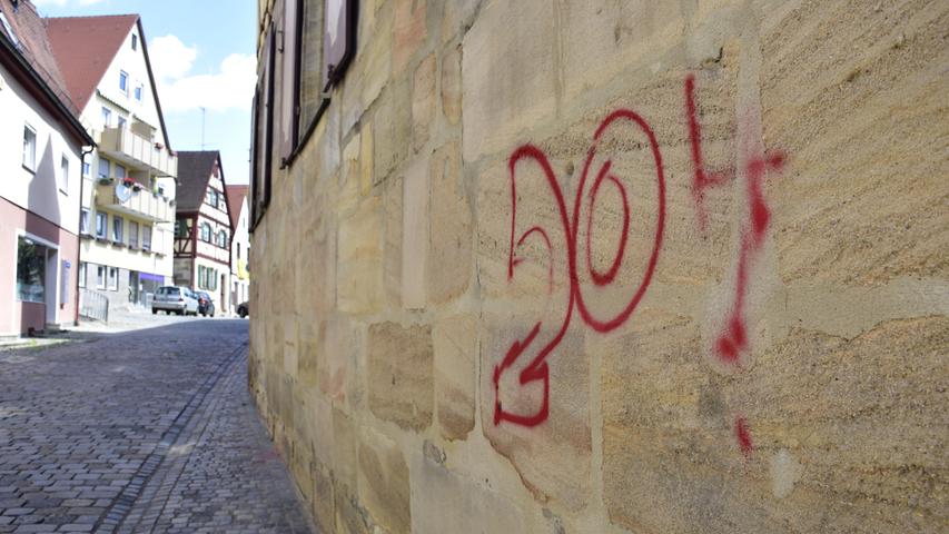 Auch in der Spitalstraße fanden sich Graffiti. Auch in der Spitalstraße fanden sich Graffiti.