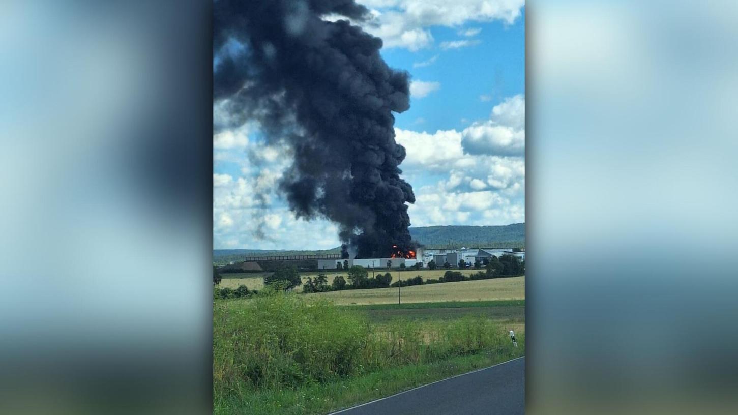 In der Fabrikhalle der Firma Kräuter Mix in Abtswind brach am Montag ein Feuer aus - die Löscharbeiten dauern über Stunden an. In der Fabrikhalle der Firma Kräuter Mix in Abtswind brach am Montag ein Feuer aus - die Löscharbeiten dauern über Stunden an.