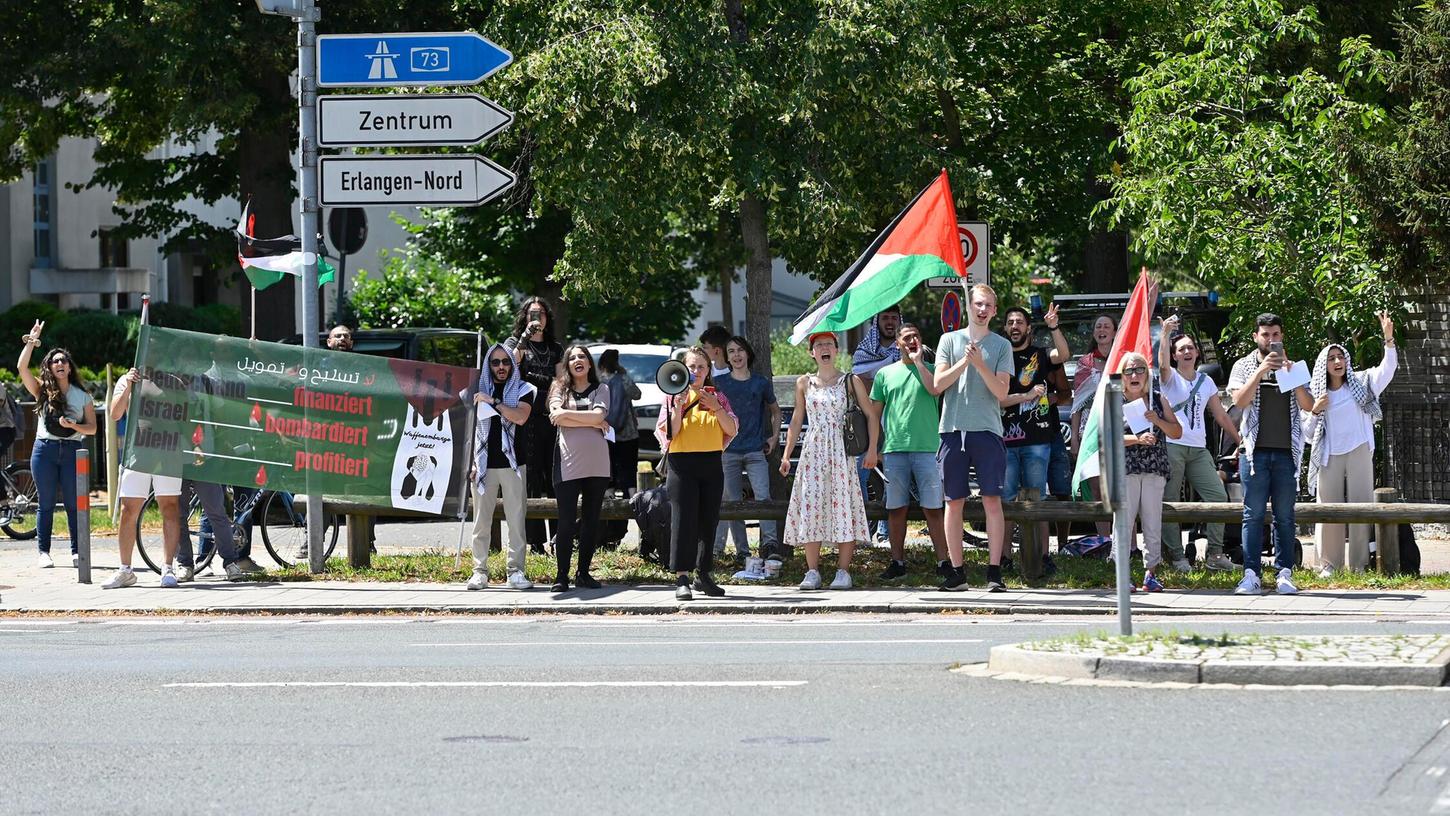 Vor dem Siemensgebäude in Erlangen formierte sich Protest aus dem Umfeld der Students for Palestine. Vor dem Siemensgebäude in Erlangen formierte sich Protest aus dem Umfeld der Students for Palestine.