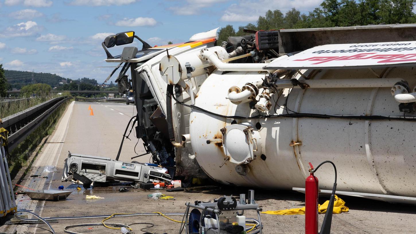 Am Montagmittag kam es auf der A93 zwischen Luhe-Wildenau und Weiden-Süd zu einem schweren Unfall. Am Montagmittag kam es auf der A93 zwischen Luhe-Wildenau und Weiden-Süd zu einem schweren Unfall.