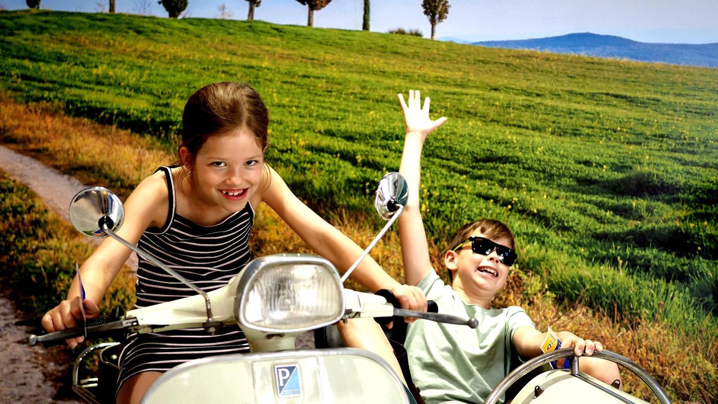 Mit der Vespa durch die Toskana brausen - näher kann man der Bilderbuchlandschaft kaum kommen. Die Kinder dürfen das hier vor einem Foto im Piaggio-Museum in Pontedera bei Pisa, wir haben es aber auch "in echt" getan - ein Hochgenuss. Mit der Vespa durch die Toskana brausen - näher kann man der Bilderbuchlandschaft kaum kommen. Die Kinder dürfen das hier vor einem Foto im Piaggio-Museum in Pontedera bei Pisa, wir haben es aber auch "in echt" getan - ein Hochgenuss.