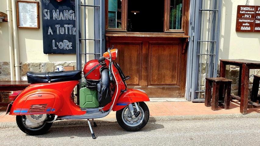 Kaffeepause mit der eigenen Vespa an einer Bar im Chianti. Kaffeepause mit der eigenen Vespa an einer Bar im Chianti.