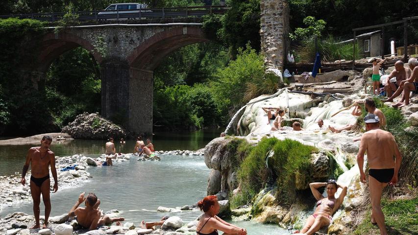 Stundenlang könnte man in den heißen Becken der Bagni di Petriolo sitzen - sie sind frei von der nahen Straße aus zugänglich. Stundenlang könnte man in den heißen Becken der Bagni di Petriolo sitzen - sie sind frei von der nahen Straße aus zugänglich.