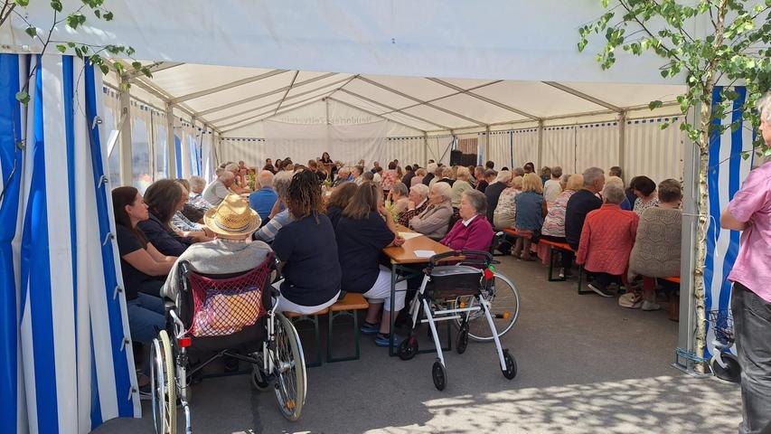 Das Festzelt im Garten musste nur vor der Sonne schützen, nicht vor Regen - die Bewohner und ihre Gäste konnten bei idealem Wetter feiern. Das Festzelt im Garten musste nur vor der Sonne schützen, nicht vor Regen - die Bewohner und ihre Gäste konnten bei idealem Wetter feiern.
