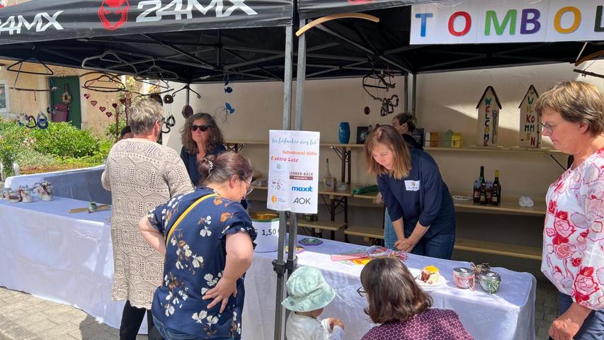 Die Bewohner hatten viele Gewinne für die Tombola mitvorbereitet - auch einige lokale Firmen sponserten Gewinne. Die Bewohner hatten viele Gewinne für die Tombola mitvorbereitet - auch einige lokale Firmen sponserten Gewinne.