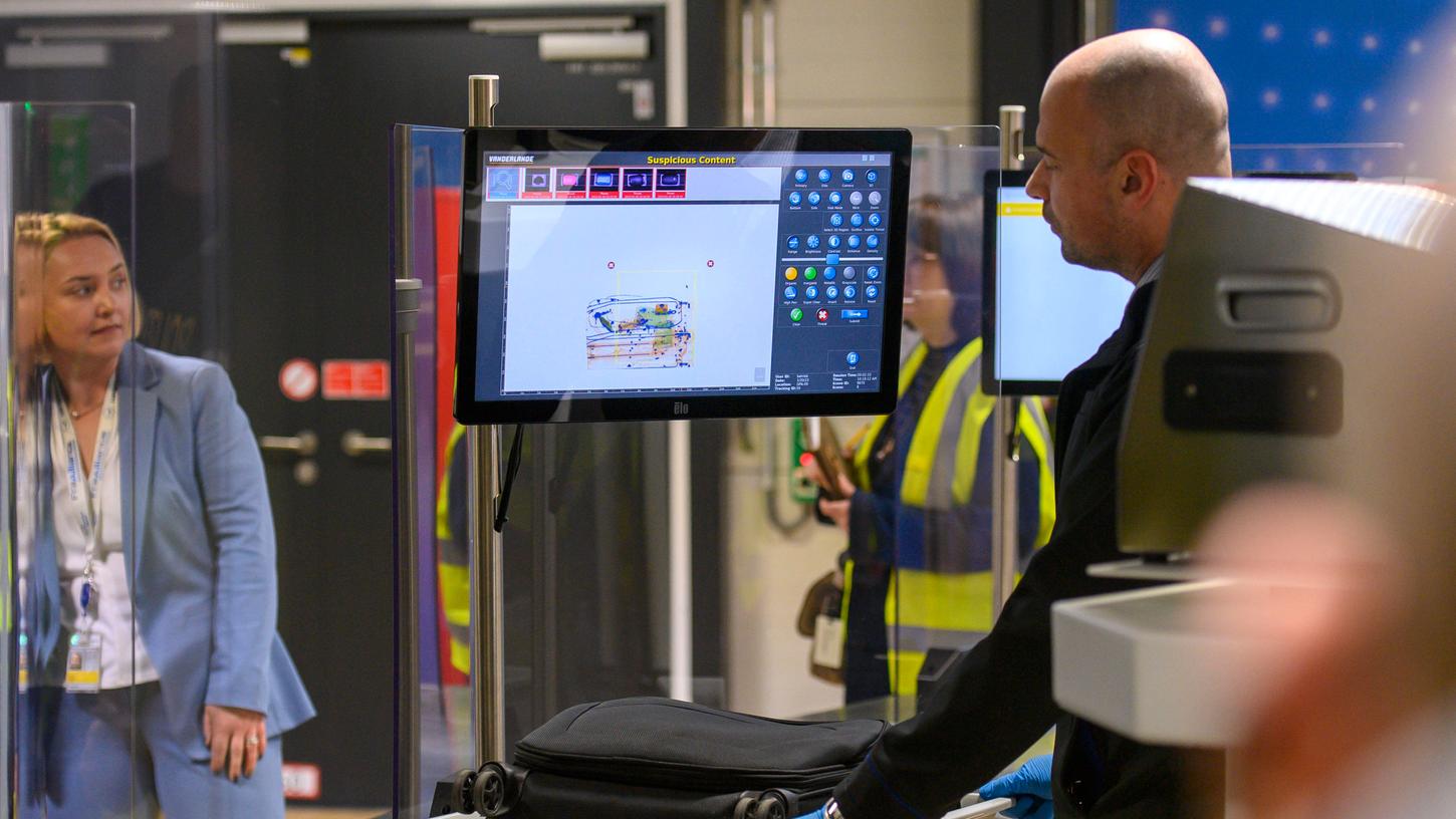 Ein Koffer wird zur Kontrolle auf ein Band gelegt, und wird von einem Sicherheitsbeamten kontrolliert: Am Frankfurter Flughafen sind die neuartigen CT-Scanner bereits installiert. Ein Koffer wird zur Kontrolle auf ein Band gelegt, und wird von einem Sicherheitsbeamten kontrolliert: Am Frankfurter Flughafen sind die neuartigen CT-Scanner bereits installiert.