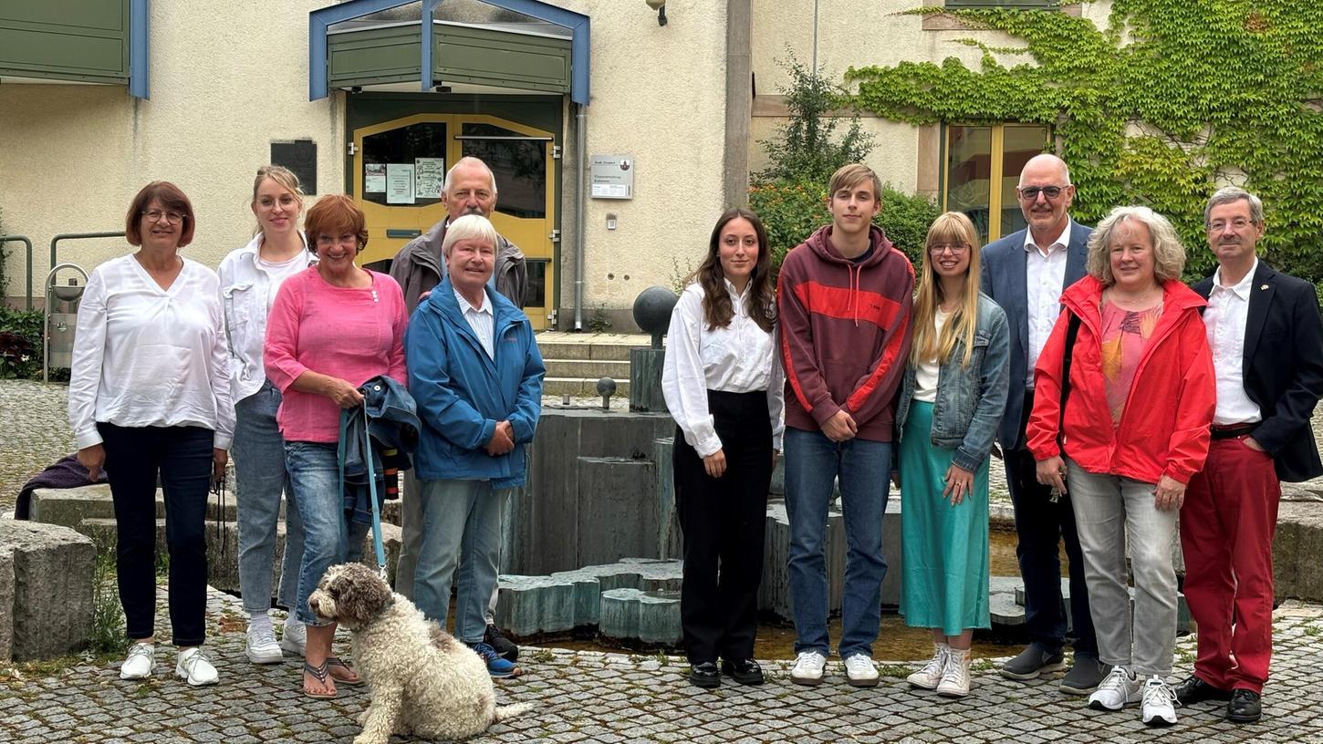 Bürgermeister Thomas Zwingel (3.v.r.) mit Jugendhausleiterin Carolin Schindzielorz und Mitgliedern des Deutsch-Französischen-Freundeskreis am Brunnen des Partnerschaftsplatzes bei der Begrüßung der Ferienarbeiter aus Bourganeuf. Bürgermeister Thomas Zwingel (3.v.r.) mit Jugendhausleiterin Carolin Schindzielorz und Mitgliedern des Deutsch-Französischen-Freundeskreis am Brunnen des Partnerschaftsplatzes bei der Begrüßung der Ferienarbeiter aus Bourganeuf.