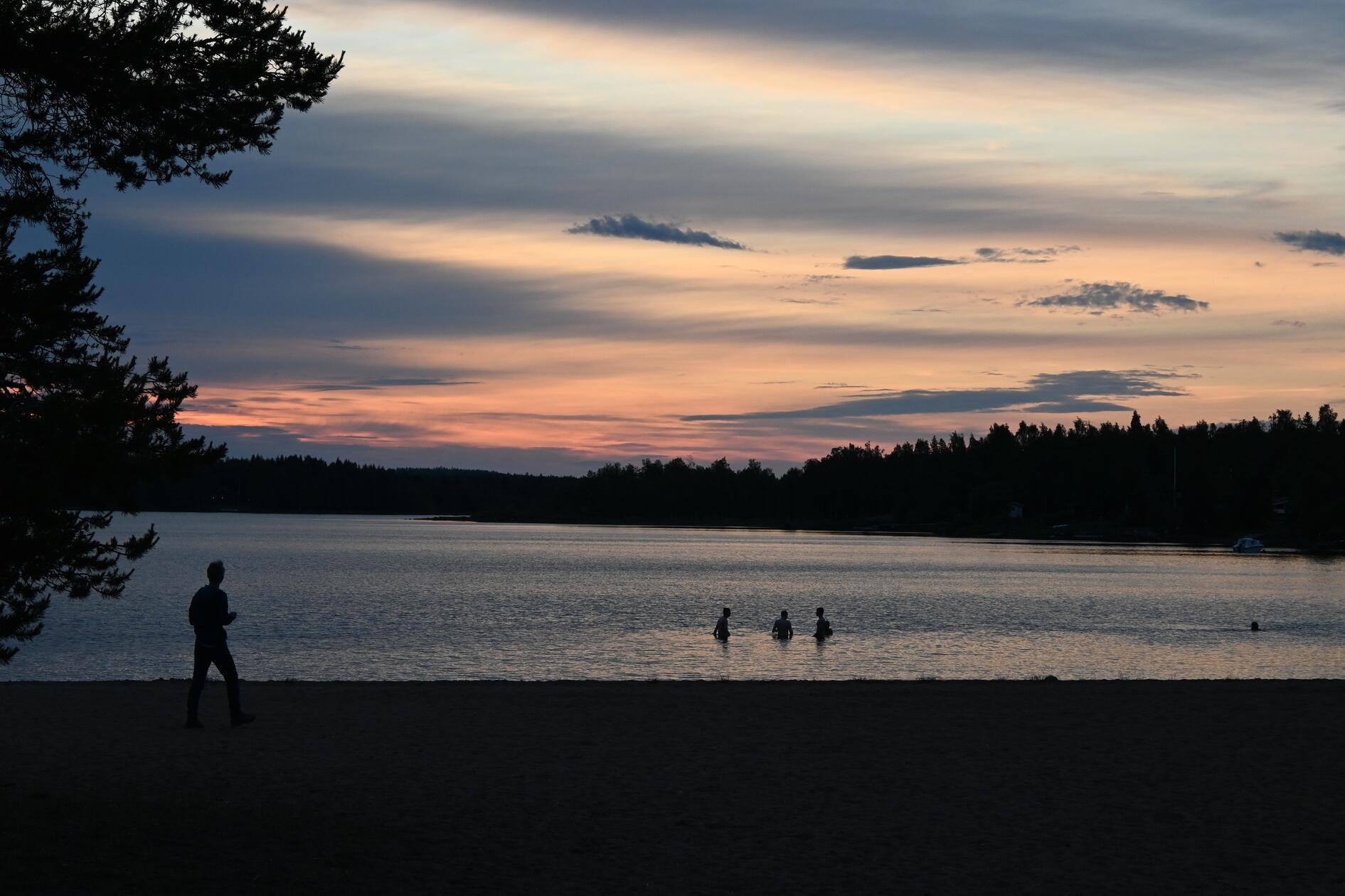 Weil mit der Helligkeit der menschliche Melatoninspiegel sinkt, der uns die Müdigkeit bringt, fühlt man sich in den Nächten, in denen die Sonne nicht untergeht, vor allem eines: energetisiert. Und ab zu viel Schlaflosigkeit auch ein wenig überdreht. Wer auf Nummer sicher gehen will, sollte eine Schlafmaske im Gepäck haben.