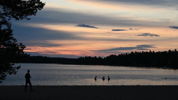 Weil mit der Helligkeit der menschliche Melatoninspiegel sinkt, der uns die Müdigkeit bringt, fühlt man sich in den Nächten, in denen die Sonne nicht untergeht, vor allem eines: energetisiert. Und ab zu viel Schlaflosigkeit auch ein wenig überdreht. Wer auf Nummer sicher gehen will, sollte eine Schlafmaske im Gepäck haben.