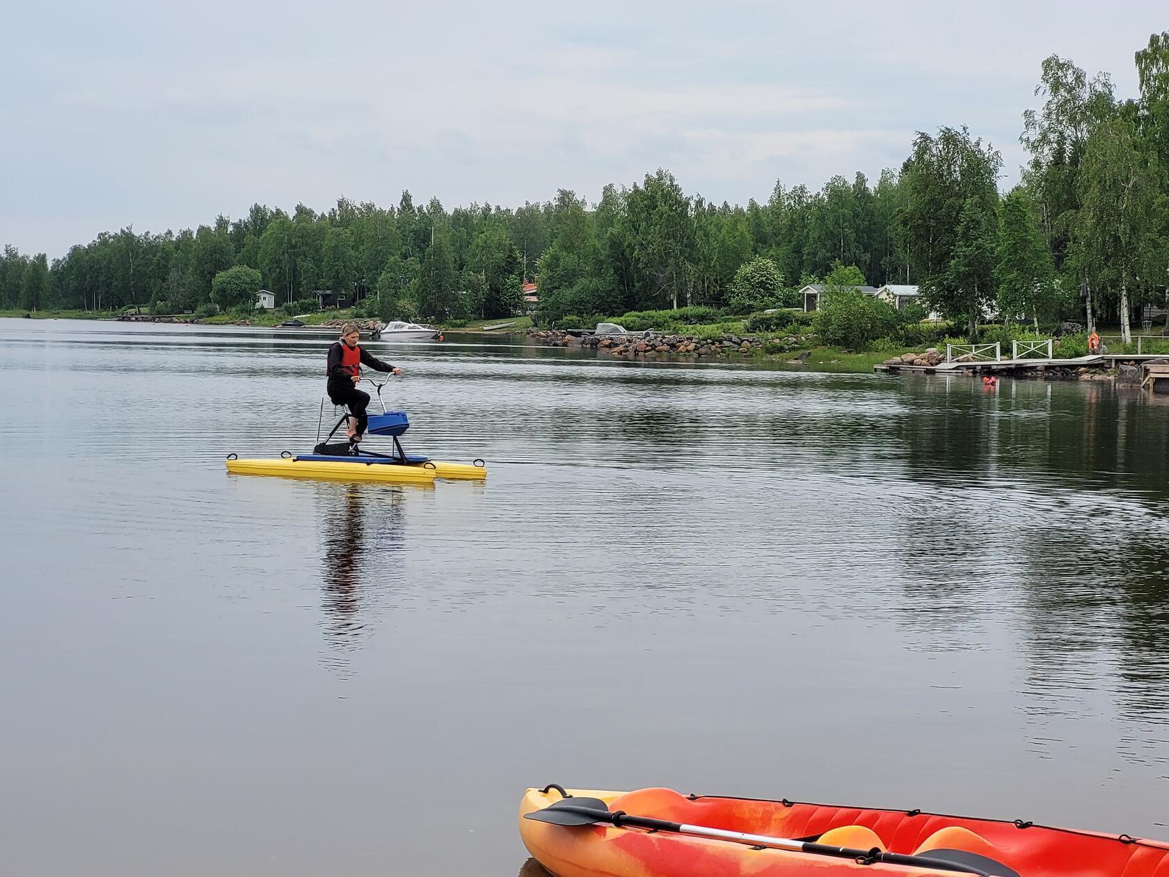Viel Leben und viele Aktivitäten finden bei der sommerlichen Helligkeit in Schwedisch Lappland auch nachts statt - Wassersport zum Beispiel. Neben den Klassikern wie Kanu- oder Kajak-Fahren, können Sportliche sich auch auf das Hydrobike, also Wasserfahrrad, schwingen oder auf dem Stand-Up-Paddle-Board Runden über den Meerbusen bei Frevisören/Båtskärsnäs drehen. Einer der Anbieter vor Ort heißt "Nordic Life Experience".