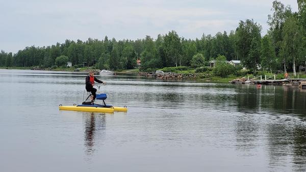 Viel Leben und viele Aktivitäten finden bei der sommerlichen Helligkeit in Schwedisch Lappland auch nachts statt - Wassersport zum Beispiel. Neben den Klassikern wie Kanu- oder Kajak-Fahren, können Sportliche sich auch auf das Hydrobike, also Wasserfahrrad, schwingen oder auf dem Stand-Up-Paddle-Board Runden über den Meerbusen bei Frevisören/Båtskärsnäs drehen. Einer der Anbieter vor Ort heißt "Nordic Life Experience".