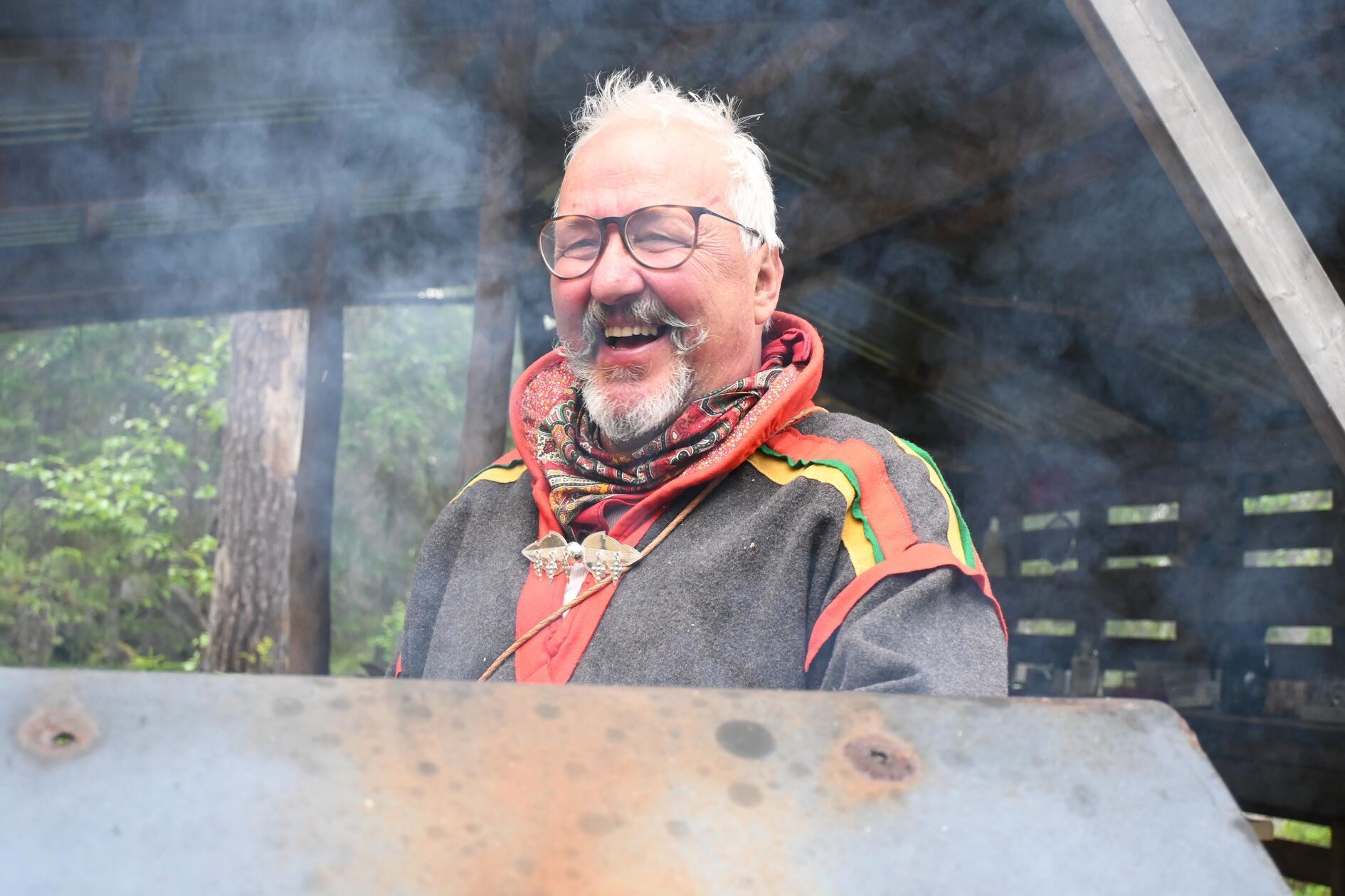 Henry Huuva ist ein Sámi. Seine Familie ist seit unzähligen Generationen in den Wäldern Lapplands zu Hause. Nur wer samisches Blut hat, darf auch die Tracht der Indigenen tragen - und die ist bedeutungsschwanger: Die eingenähten Symbole auf dem Filz und dem Gürtel stehen für seine Herkunft. Huuva pflegt seine Kultur und möchten sie weitergeben. Deswegen hat er ein Hideaway mit vielen naturnahen Aktivitäten in seinem Stück Land aufgebaut.